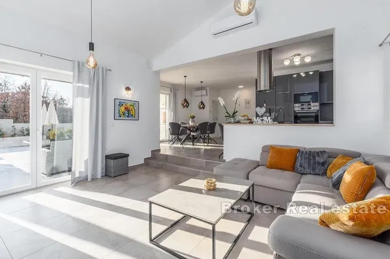 Una bellissima villa con piscina vicino al mare – 3