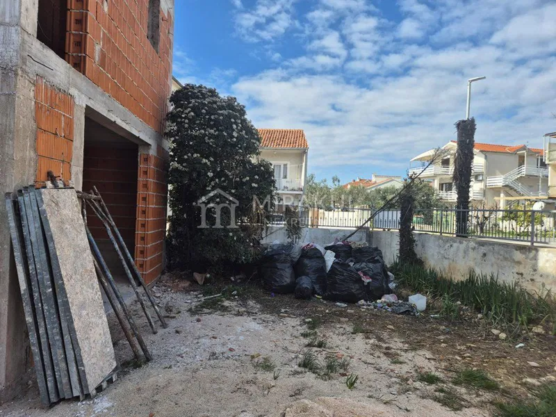 Nekretnine Vodice, TOP LOKACIJA, JEDINSTVENA PRILIKA, Luksuzni dvoetažni stan DX6 direktno do Plave plaže u Vodicama – 3