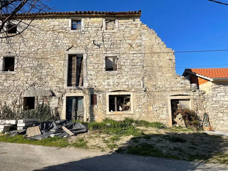 ISTRA, ZONA DI BUZET Una rovina in un ambiente magico – 3