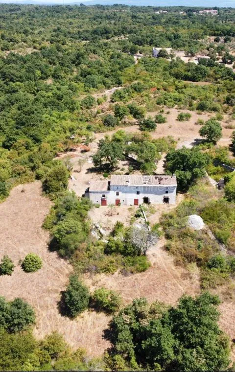 Vodnjan - Veliko seosko imanje sa kamenim objektima i pogledom na more