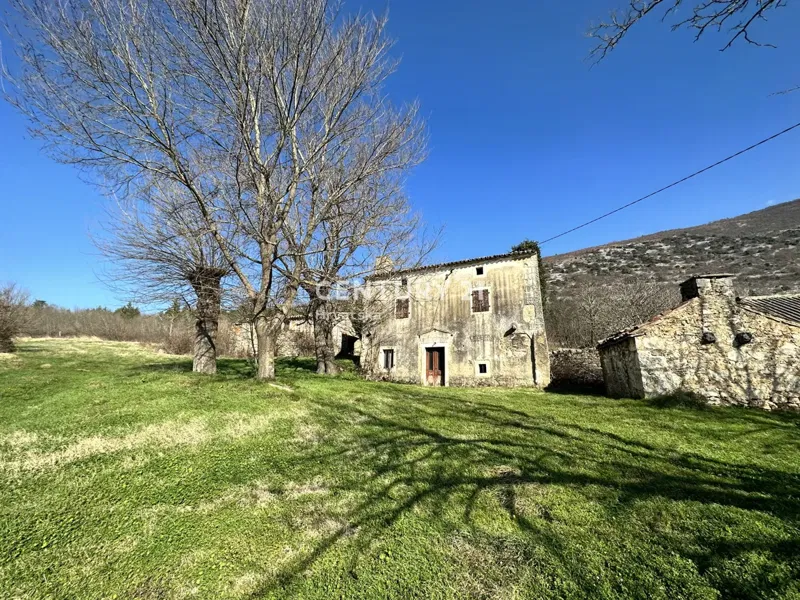 KRŠAN, TRE CASE IN PIETRA CON AMPIO TERRENO EDIFICABILE, VISTA APERTA SULLA NATURA – 2
