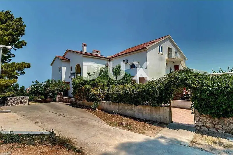 MALI LOŠINJ, CENTER – Villa in Mali Lošinj, 200m from the sea – Perfect view and established business – 2