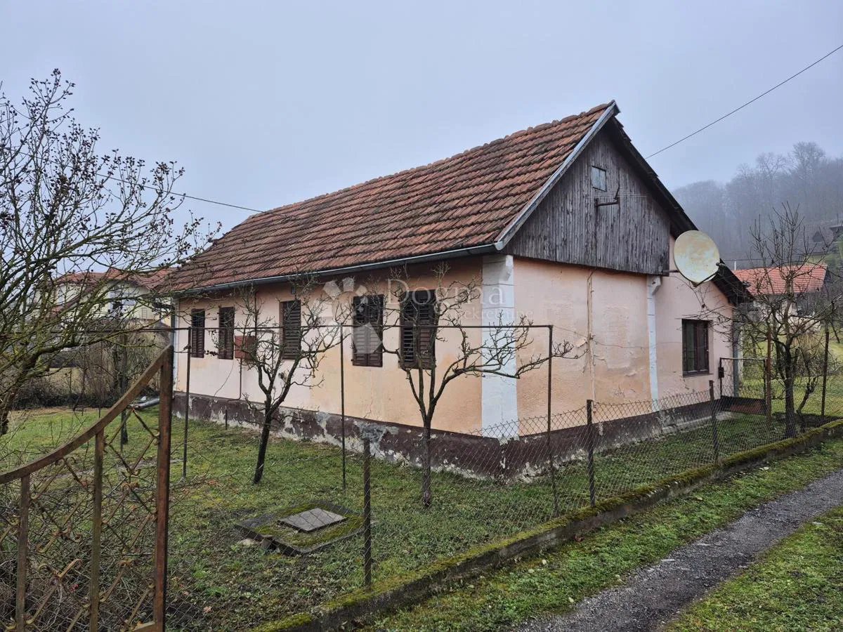 Kuća s velikom okućnicom uz cestu Zabok–Bedekovčina