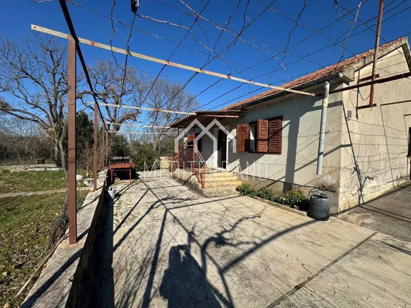 Kuća s dvorištem i garažom za renovaciju, Podlukovnik