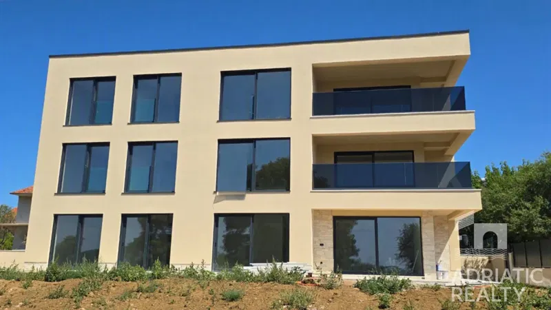 Vodice, exclusive apartment right by the beach – 3