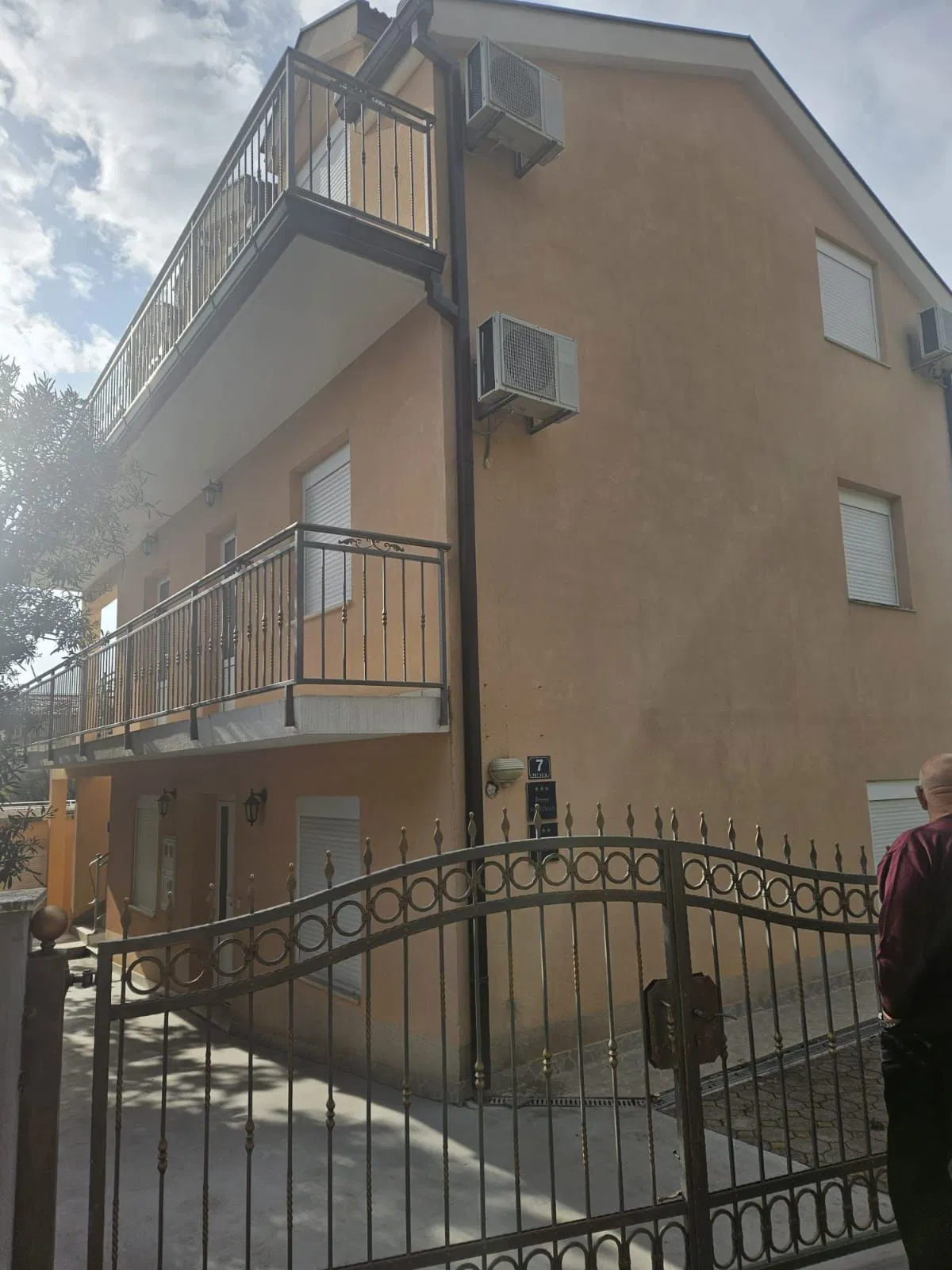 Podaca, samostojeća apartmanska kuća sa velikom okućnicom i parkingom