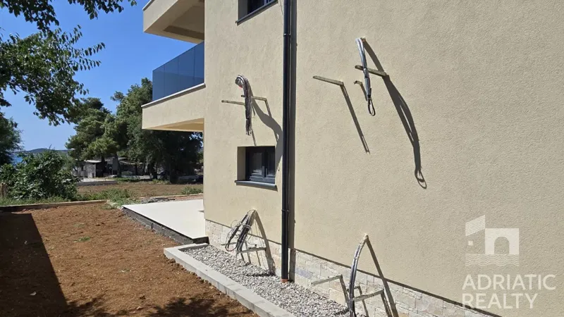 Vodice, luxury three-bedroom apartment on the ground floor with a garden, 70m from the sea – 3