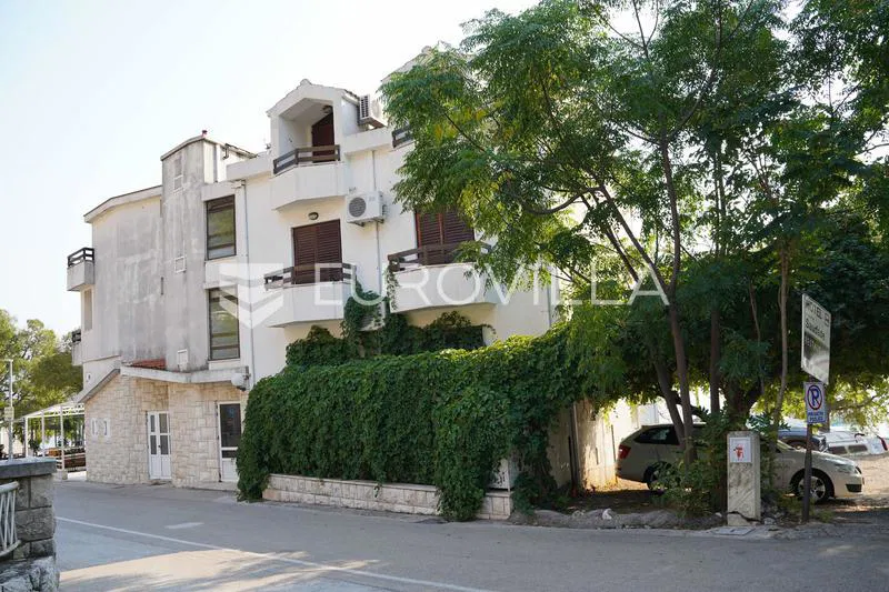 Gradac, Hotel, Pansion na samom moru