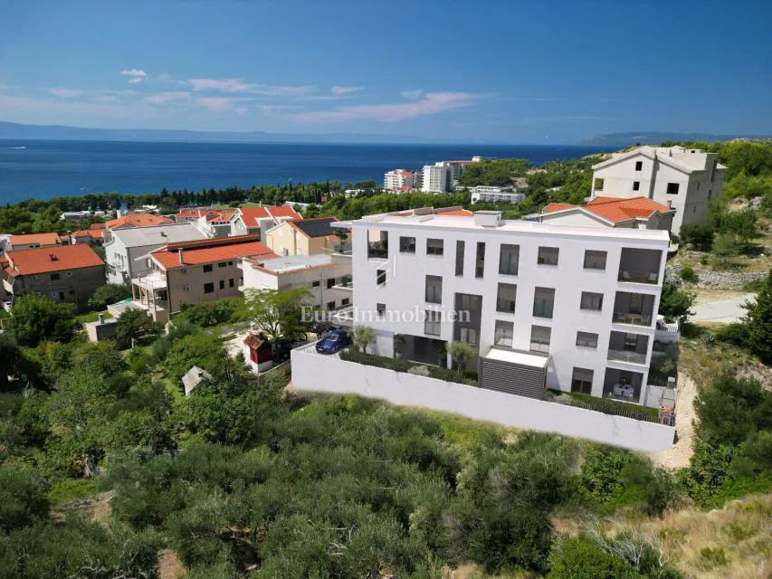 Tučepi - novozgrajena vila s 4 apartmaji