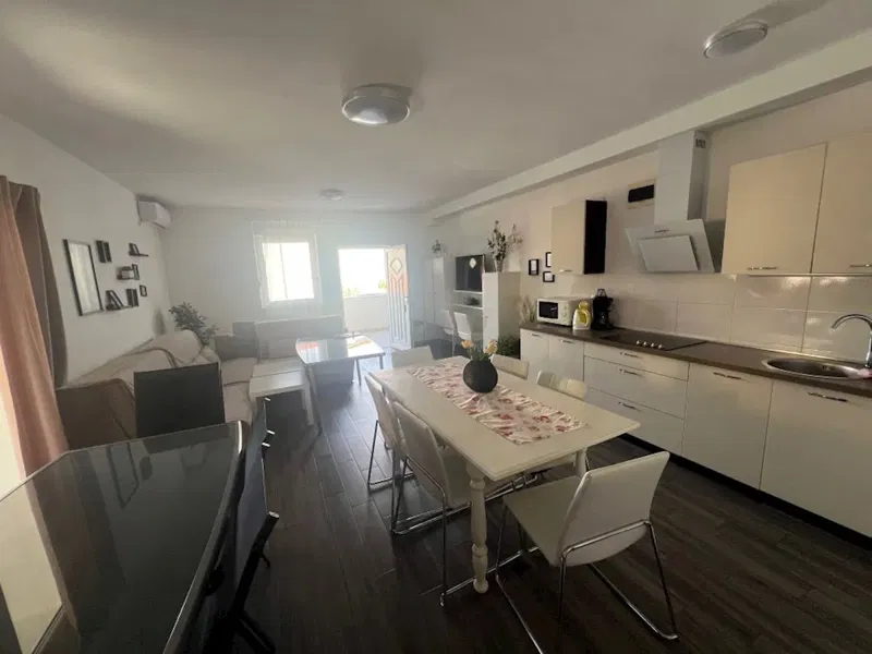 ZATOKA SOLINE! DOM DWURODZINNY Z DWOMA APARTAMENTAMI BLISKO PLAŻY! WIDOK NA MORZE! – 2