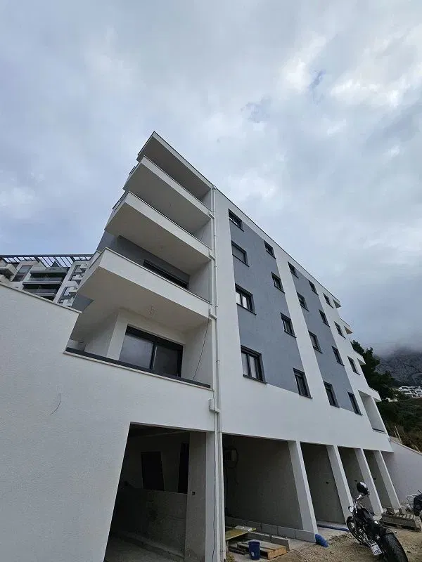 Makarska, CENTAR, dvosoban stan sa pogledom na more, miran predio ! !