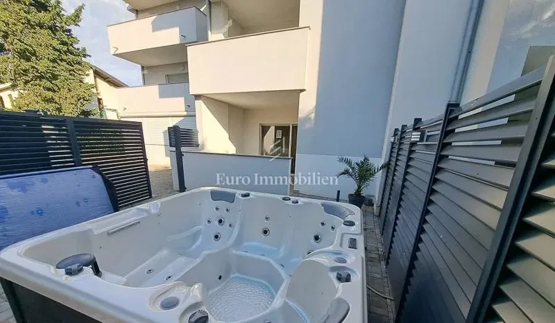 Novalja - ground floor apartment with yard – 2