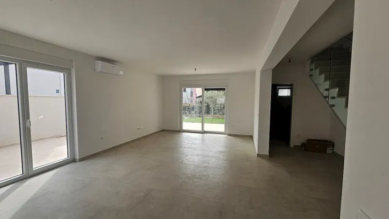 Real estate Istria, Semi-detached house on sale second row to the sea, Novigrad – 2