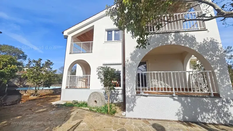 Zona di Krk, appartamento al piano terra con piscina e giardino in comune! – 2