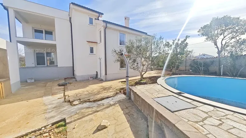 Zona di Krk, appartamento al piano terra con piscina e giardino in comune! – 3