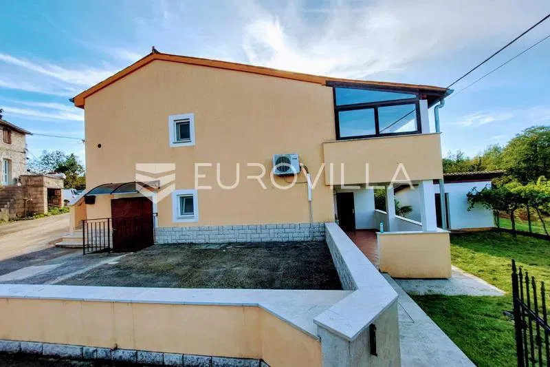 Istra, Motovun, prekrasna kuća sa dva stana i konobom