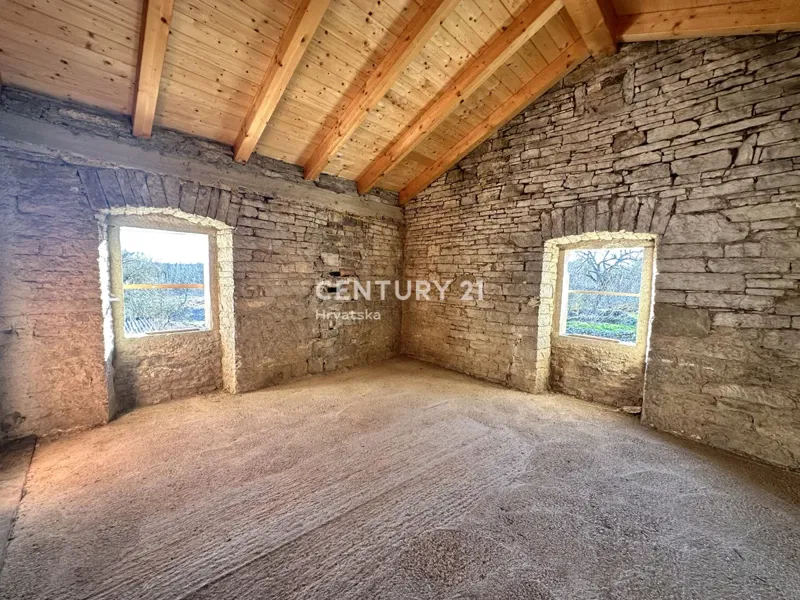 PAZIN, LINDAR, PARTIALLY RENOVATED STONE HOUSE WITH YARD IN A QUIET LOCATION – 2