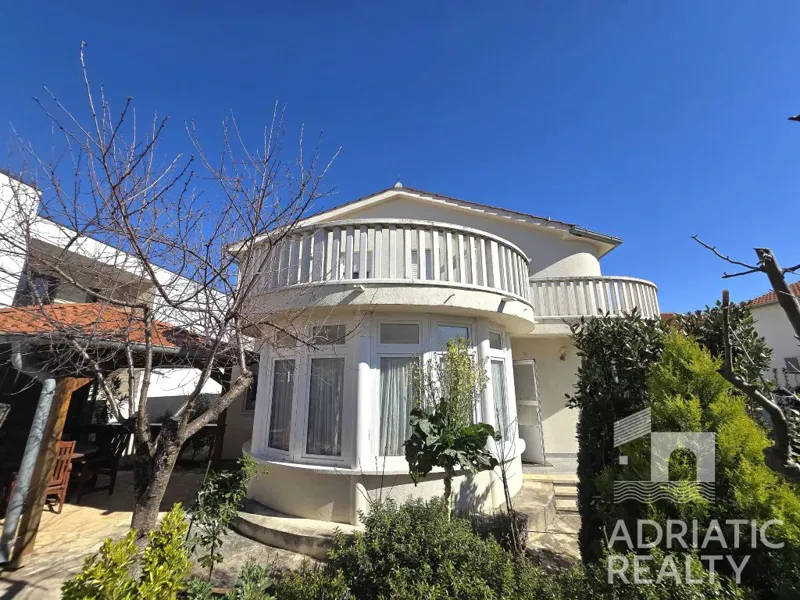Vodice, casa familiare arredata con tre appartamenti e giardino curato - OCCASIONE – 2