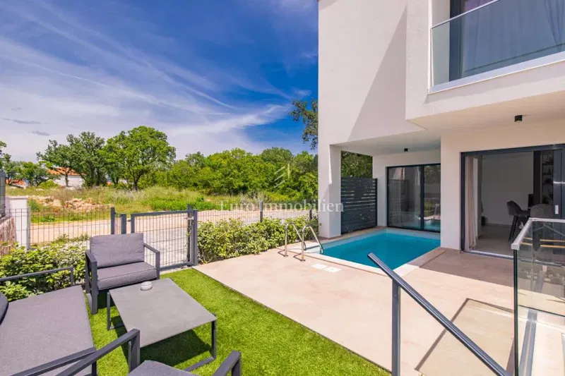 Apartment with pool and garden – 3