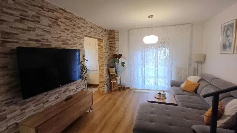 Istria, Pula - terraced house with 3 apartments, garden and terraces – 2