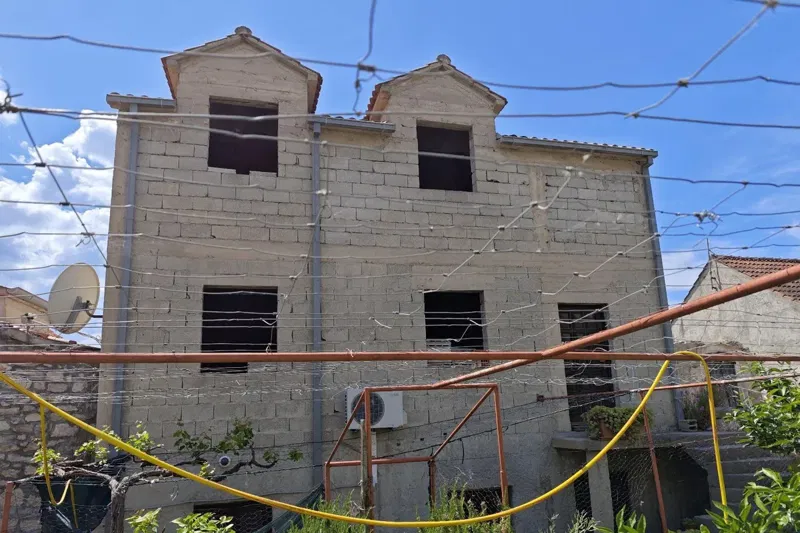 House near the sea for renovation – 3
