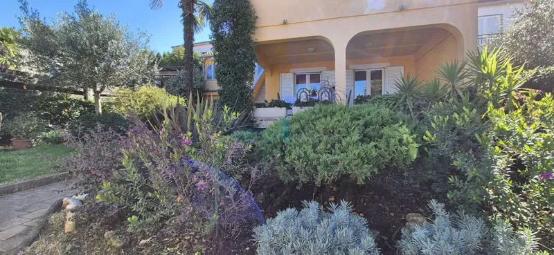 Malinska, isola di Krk, casa doppia con vista, giardino, vicinanza al mare, vendita – 3