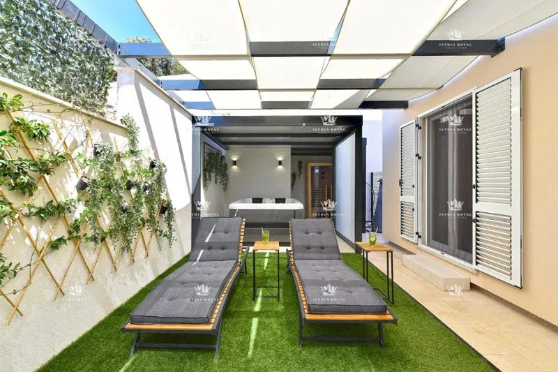 Istria, Pula, Pješčana uvala, sale of a luxury apartment with a yard, garden, 150m from the sea, new building, investment. – 2