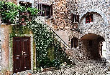 Istra, Rovinj, Bale, prodaja objekta sa pet apartmana i restoranom, investicija.