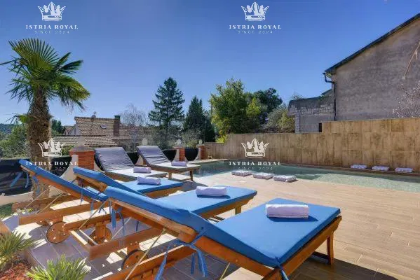 Istria, Pomer, house with four apartments, swimming pool, 180m from the sea, garage. – 2