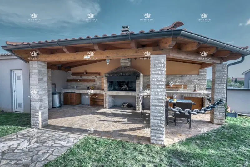Istria, Ližnjan – Villa 450 m² with 3 residential units, large terrace, yard 790 m², parking – 3