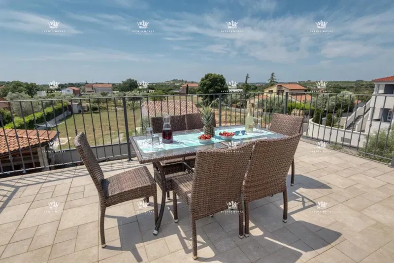 Istria, Ližnjan – Villa 450 m² with 3 residential units, large terrace, yard 790 m², parking – 2
