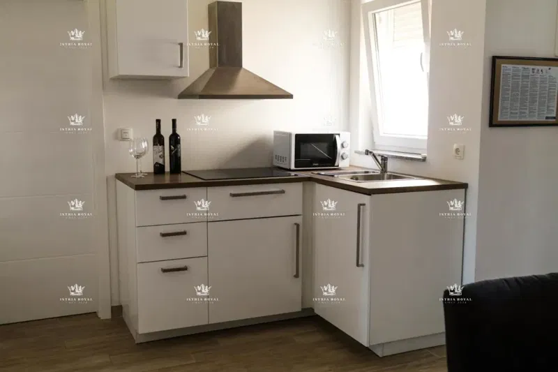 Istria, Pomer, casa con tre appartamenti e piscina. – 2