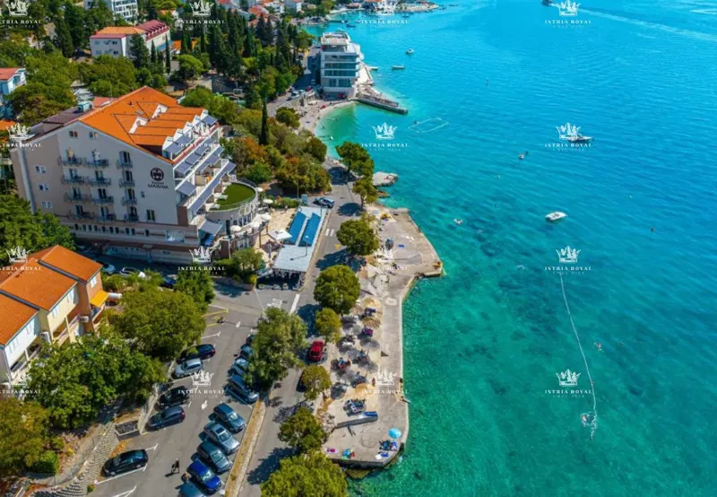Crikvenica, Selce, vendita di un grande hotel, prima fila dal mare, 66 camere. – 2