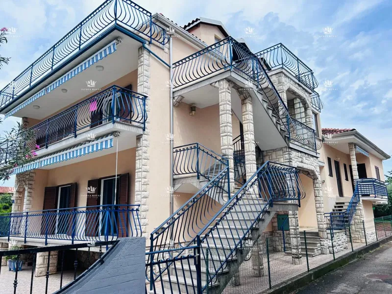 Istria, Umag, sale of a subdivided house with 6 apartments of 560m2, first row to the sea, return on investment – 2