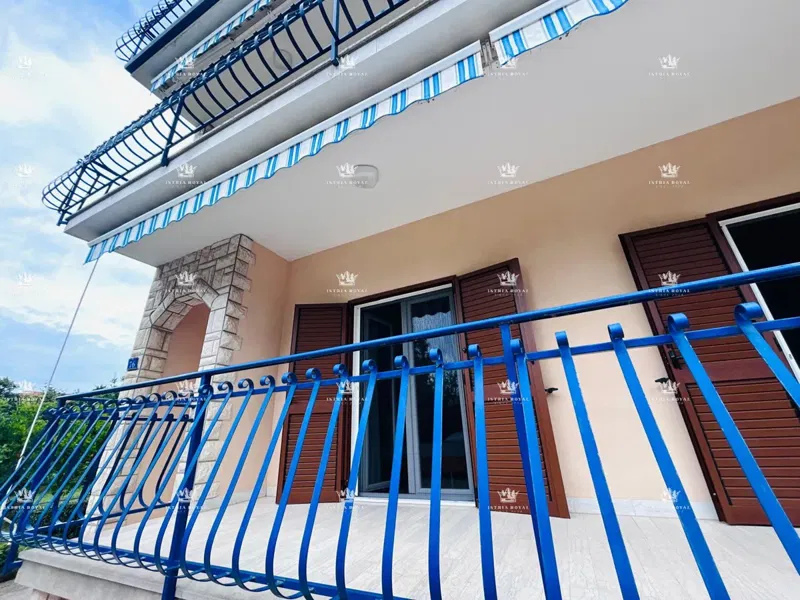 Istria, Umag, sale of a subdivided house with 6 apartments of 560m2, first row to the sea, return on investment – 3