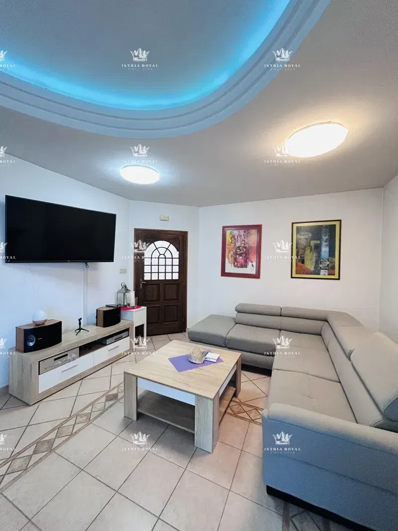 Istria, Umag, 250 m2 house, 3 apartments, 500 m2 yard, equipped. – 2