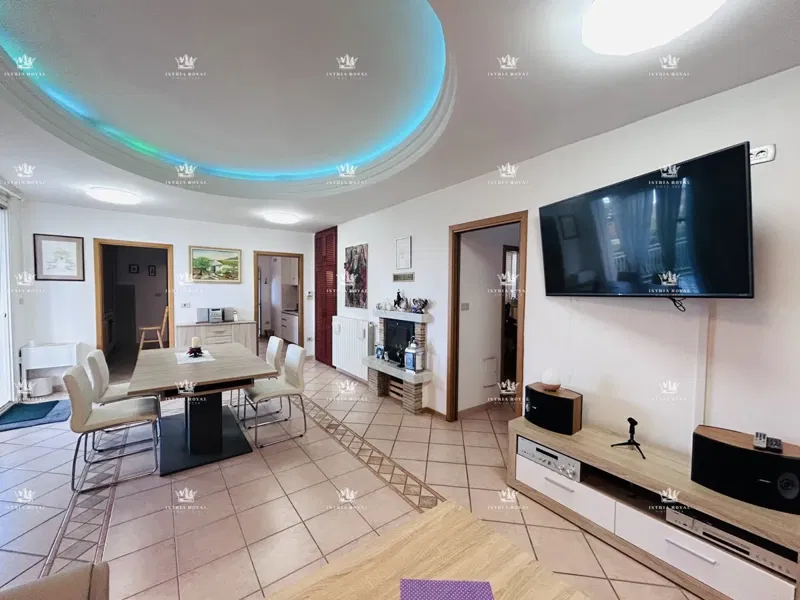 Istria, Umag, 250 m2 house, 3 apartments, 500 m2 yard, equipped. – 3