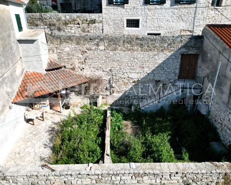 Historic stone house with stunning sea view and a private garden in the heart of Šibenik – 3