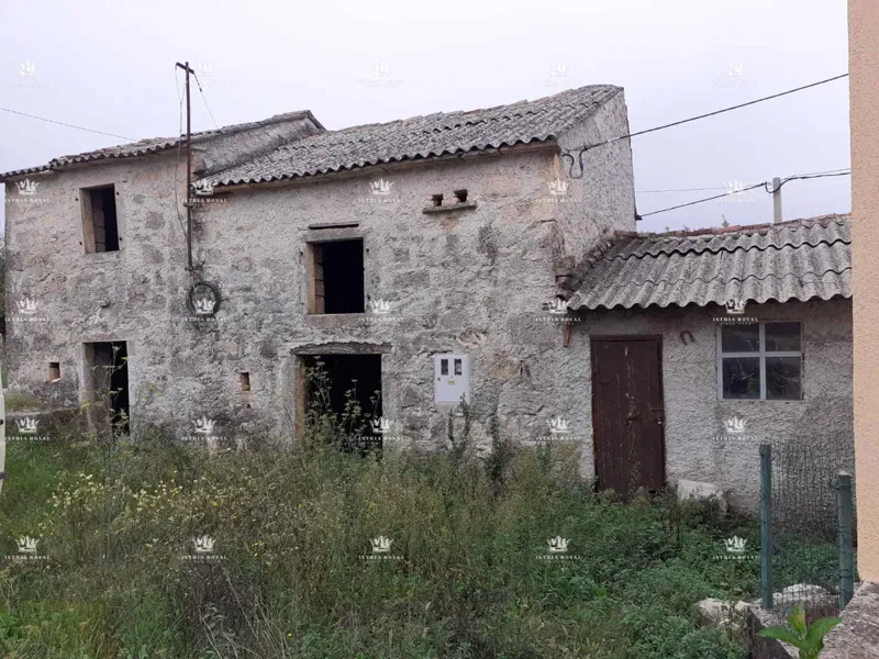 Istra, Karojba, vendita di una casa in rovina con terreno edificabile.