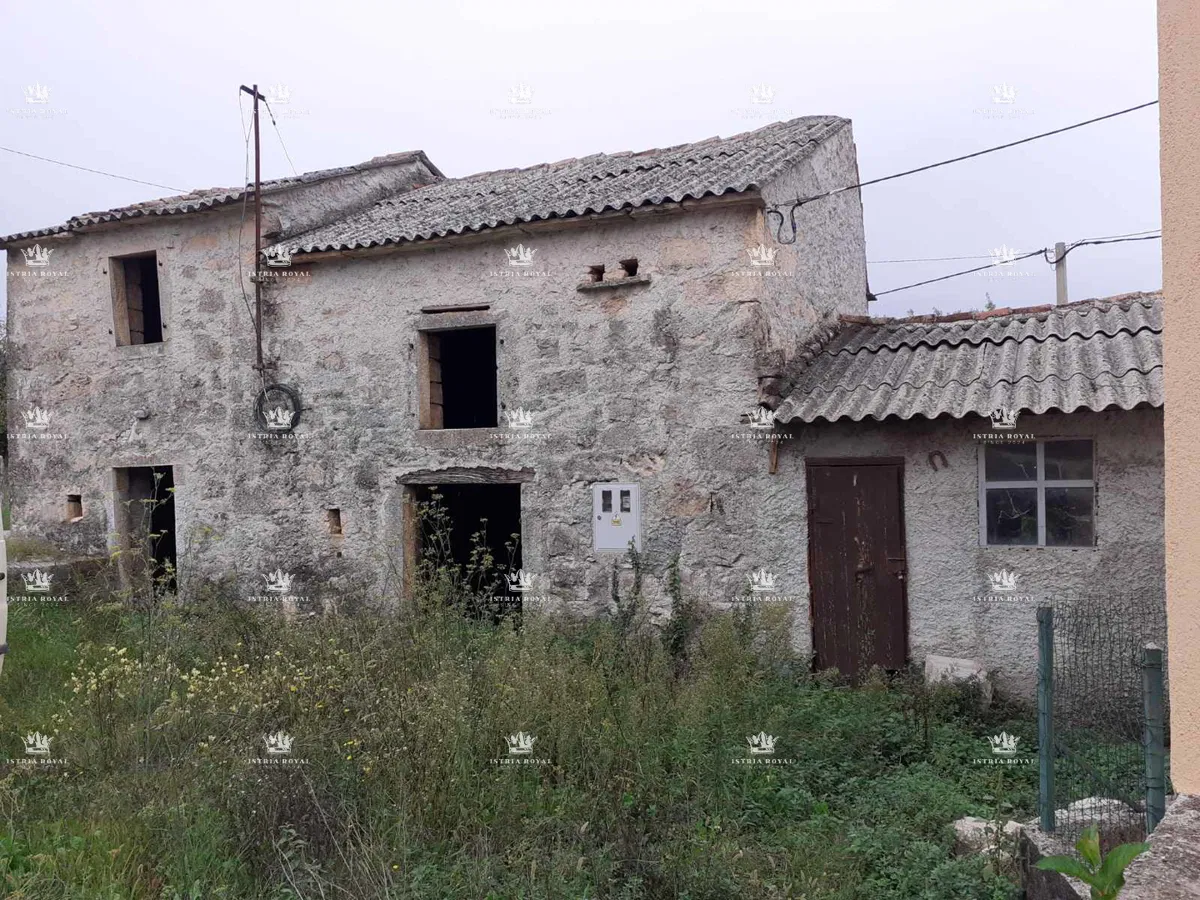 Istra, Karojba, vendita di una casa in rovina con terreno edificabile.