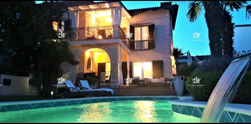 Istria, Umag, sale of a luxury villa 430m2 with a swimming pool in a TOP location, jacuzzi, gym, first row to the sea – 2