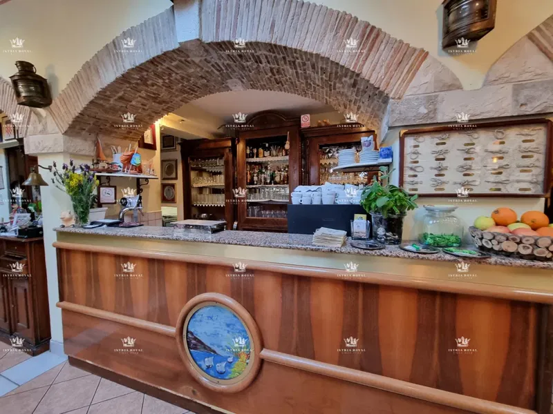 Istra, Umag,  prodaja kuće sa restoranom i 7 soba za najam, investicija.