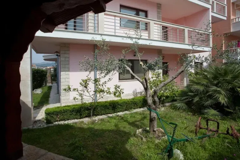Casa con appartamenti vista mare – 2
