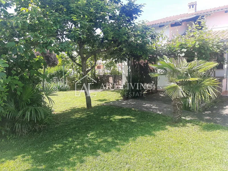 Istra, Umag, okolica - dvojček na mirni lokaciji, 300 m od morja – 2