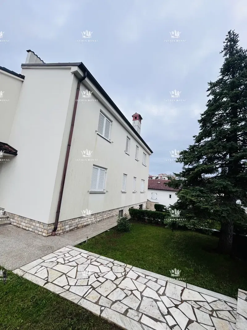 Istria, Medulin, Pjesčana Uvala, Villa 330m2 with 6 apartments and an apartment 140m2 – 2
