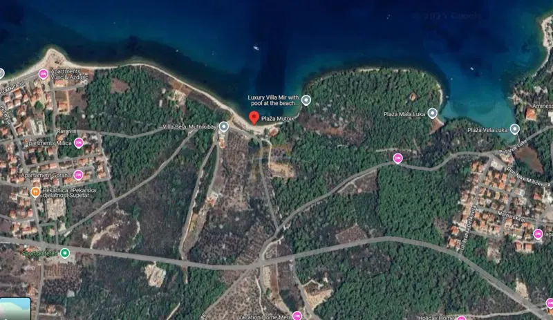 Il terreno si trova nella zona turistico-commerciale T1 - a 50 m dalla spiaggia Mutnik, Mirca