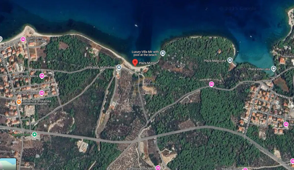 Zemljište se nalazi u turističko-komercijalnoj zoni T1 - 50 m od plaže Mutnik, Mirca
