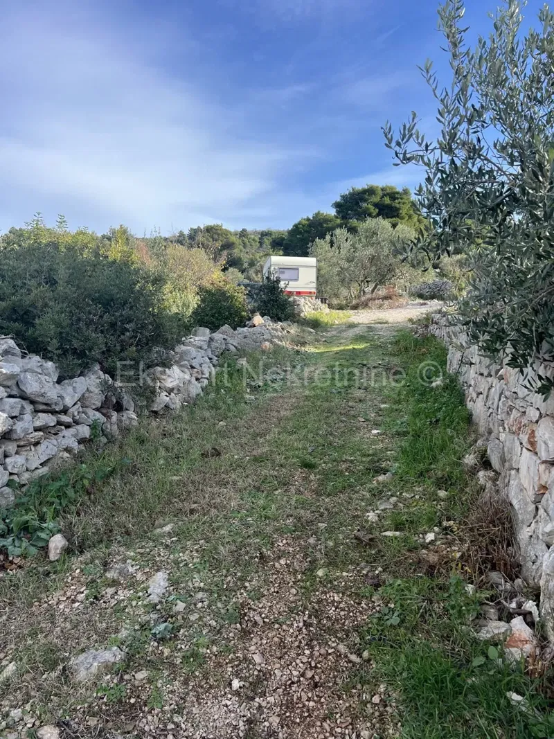 Trogir, Drvenik Veliki, terreno edificabile 2391m2, 250 m dal mare – 2