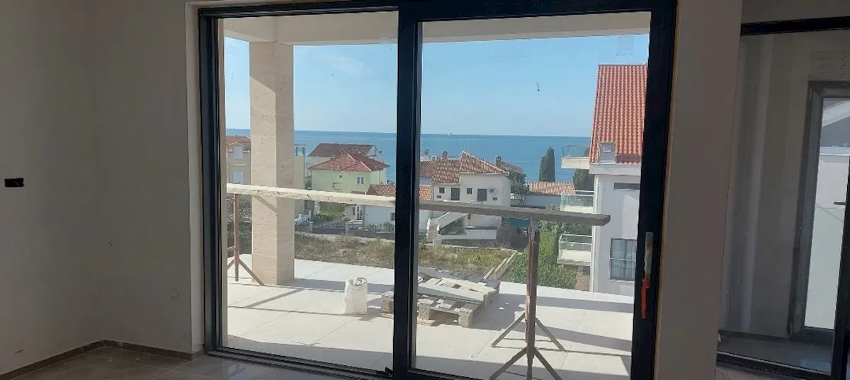 stan sa bazenom u blizini mora