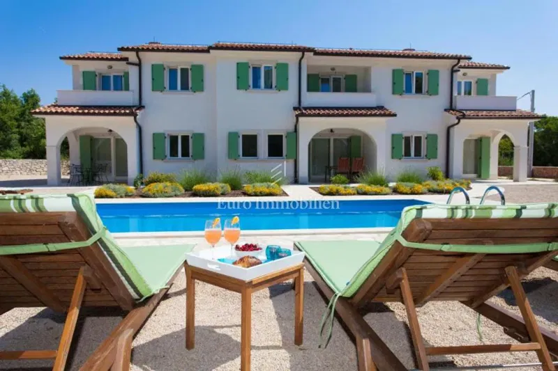 Casa indipendente con piscina e tre unità abitative – 3